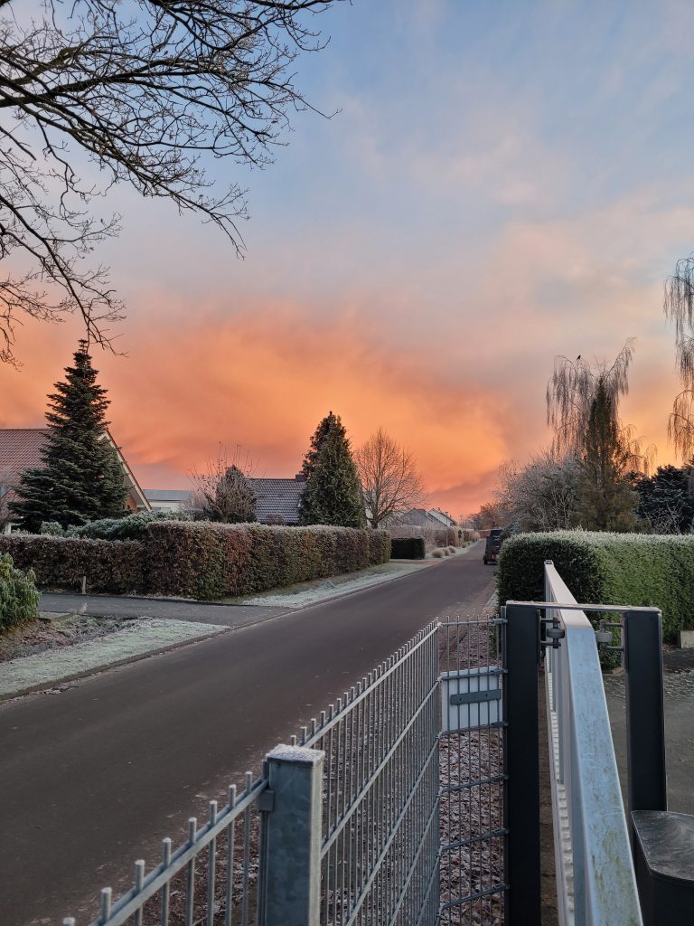 Orangeroter Himmel zum Sonnenaufgang